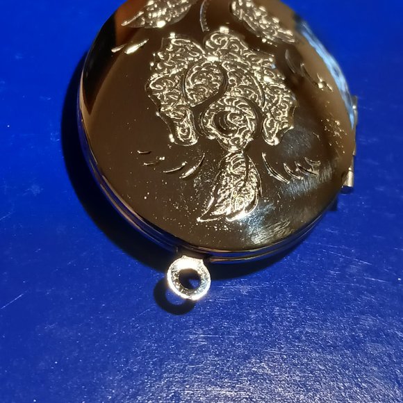 E-Stirling Silver Rose etched locket - Picture 3 of 7